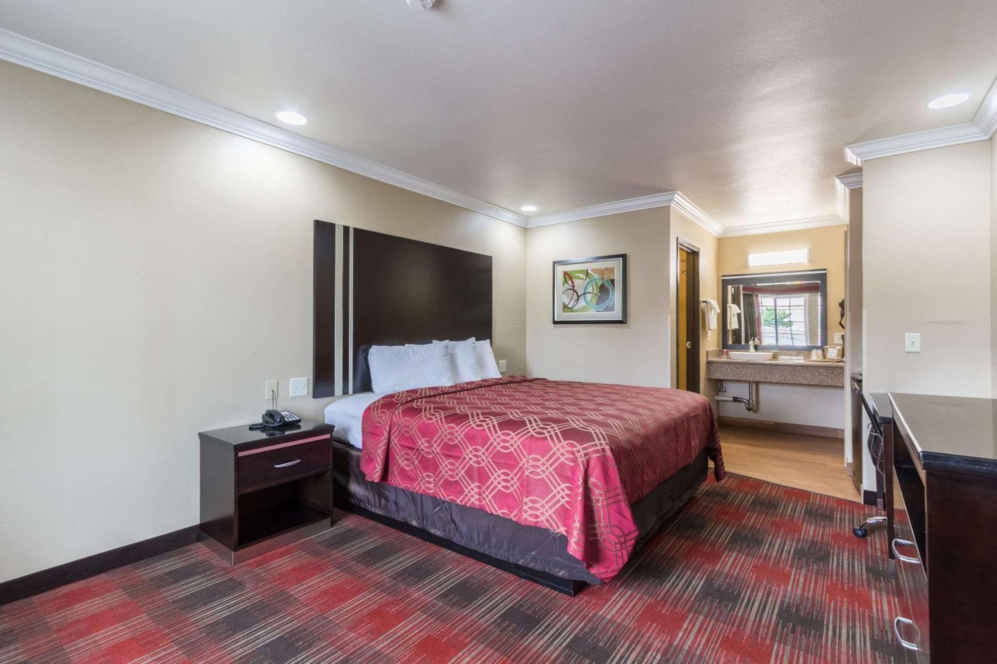 Econo Lodge Inn & Suites Escondido Downtown Bagian luar foto