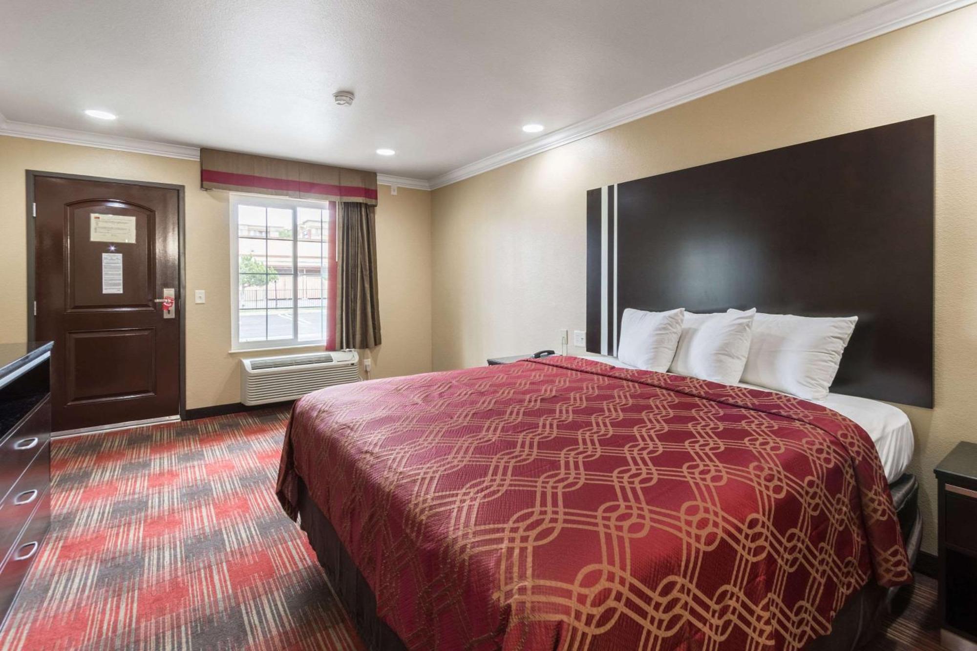 Econo Lodge Inn & Suites Escondido Downtown Bagian luar foto