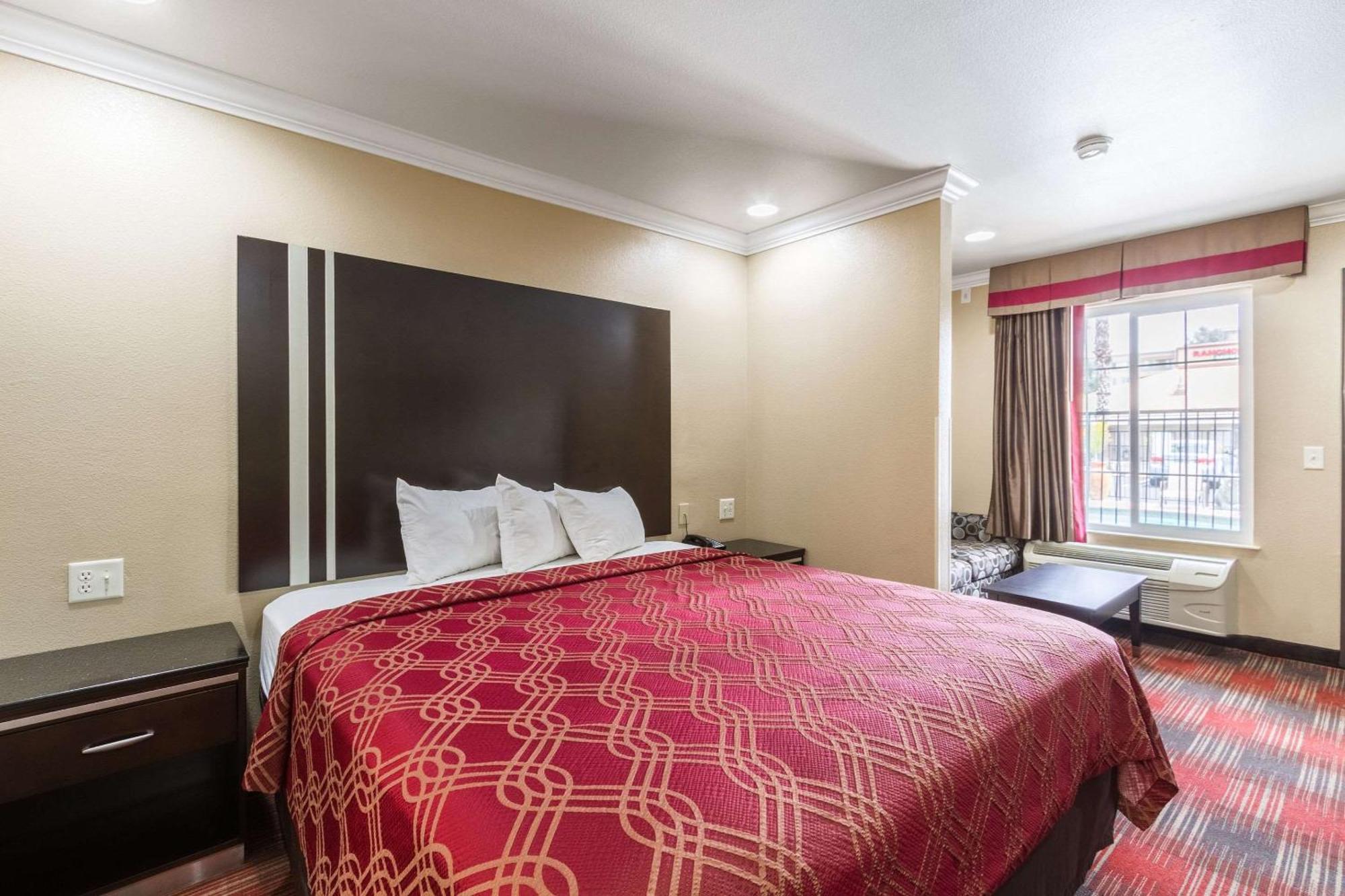 Econo Lodge Inn & Suites Escondido Downtown Bagian luar foto